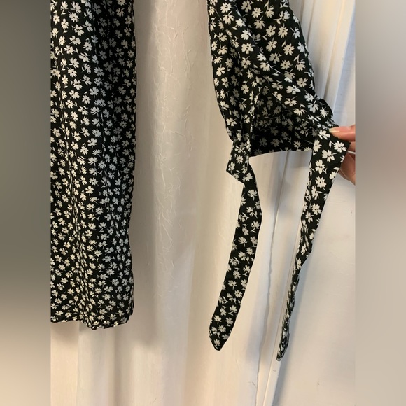 Black & White Floral Dress - Picture 3 of 10